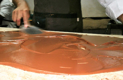 Temperado de chocolate en mesón de mármol. Temperado de chocolate en mesón de mármol.