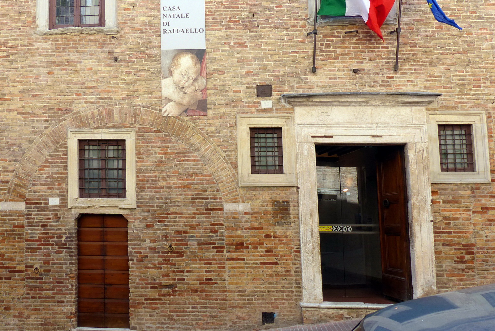 Где жил ка. Дом Рафаэля в Урбино. Музей Рафаэля в Урбино. Дом-музей Рафаэля Санти. Дом Рафаэля в Урбино фреска.