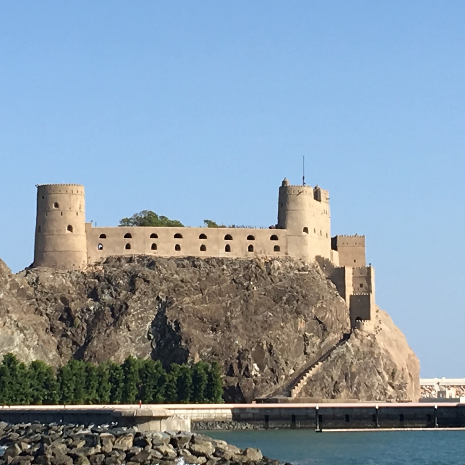 Fort world. Замок Форт Аль Джалали. Крепость Маската. Крепость Матрах Оман. Форты Джалали и Мирани Оман.