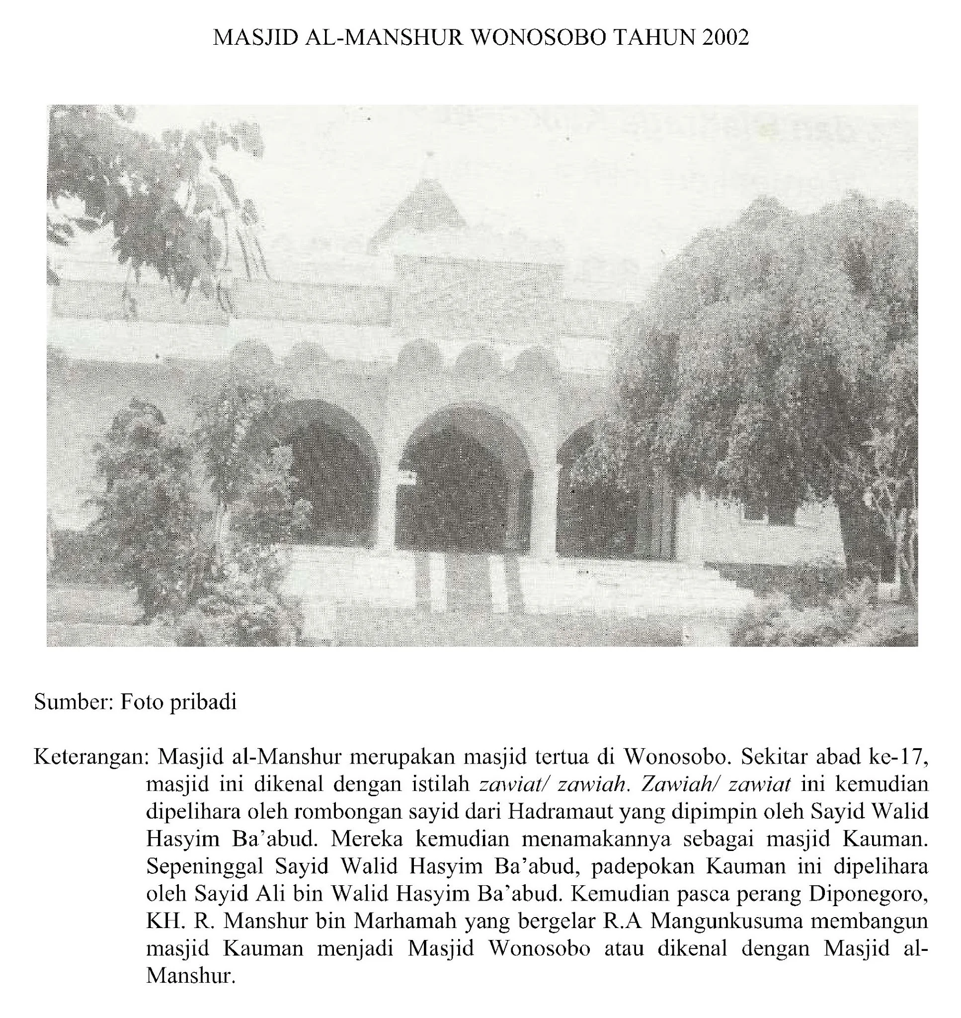Makam KH. R. Manshur terletak di kompleks Masjid al-Manshur Kauman
