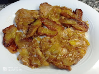Lomo con puerros, manzana y brandy