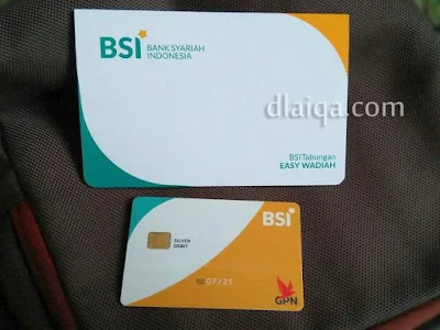 buku tabungan dan kartu debit ATM