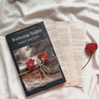 Wuthering Heights - Emily Brontë - Book review - Book discussions - Bookmarks and Popcorns