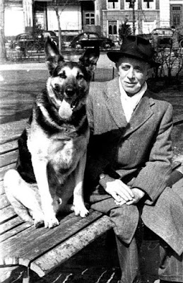 Antoine Swaab met zijn hond Castor op het Fredriksplein in Amsterdam, jaren '50 (foto: Bronkarium)