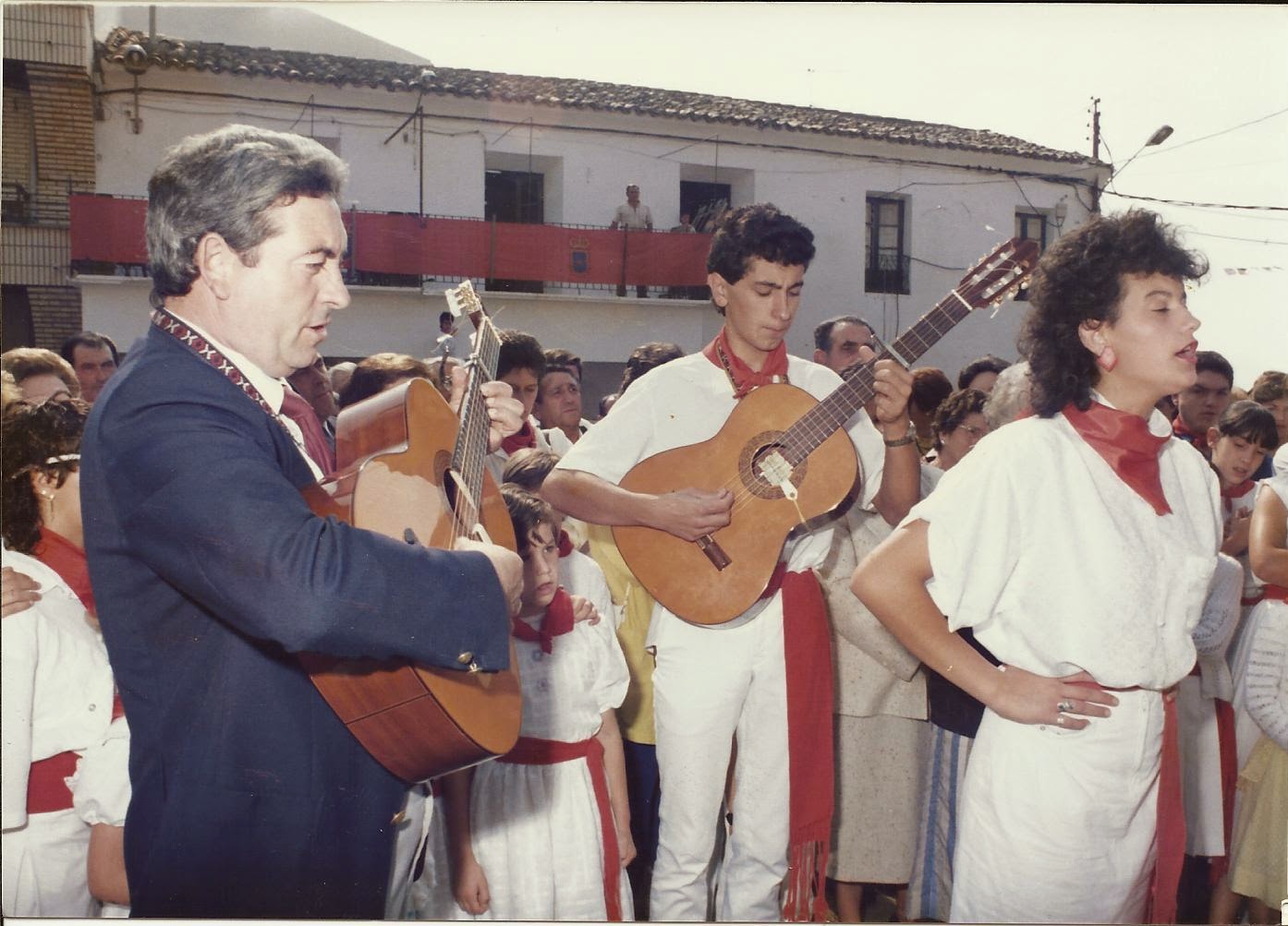 AL ROJO VIVO LA BIOGRAFÍA DEL REY DE LA JOTA NAVARRA ES PARA QUITARSE