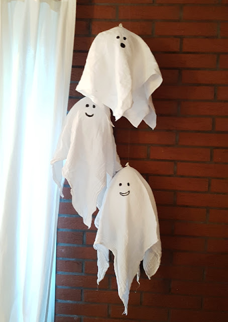 Schwebende Geister: Eine blitzschnelle Last-Minute-Halloween-Deko mit Luftballons basteln. Eine super Möglichkeit, alte Mullwindeln bzw. Mulltücher zu verwerten!