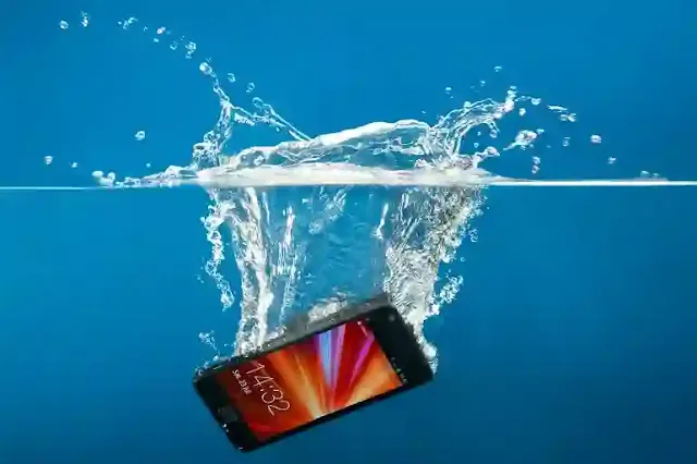 لقد سقط هاتفي في الماء .. ماذا سأفعل في هذه الحالة ؟