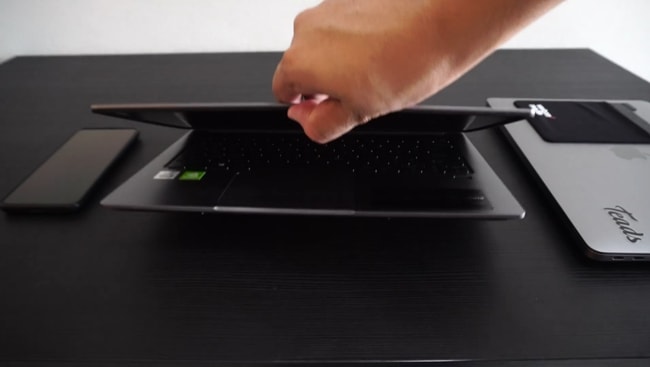 While trying to open this laptop with one finger, I failed.