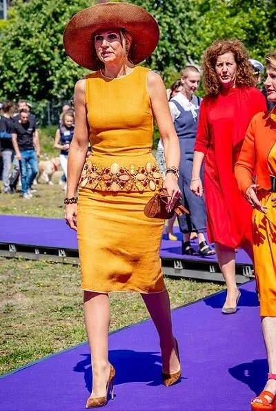 Queen Maxima wore a yellow embellished dress by Oscar de la Renta. Queen Maxima wore Oscar de la Renta embellished dress