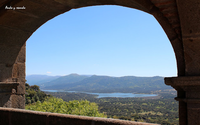 Vistas del valle  del Jerte desde la ermita Virgen del Puerto de Plasencia 