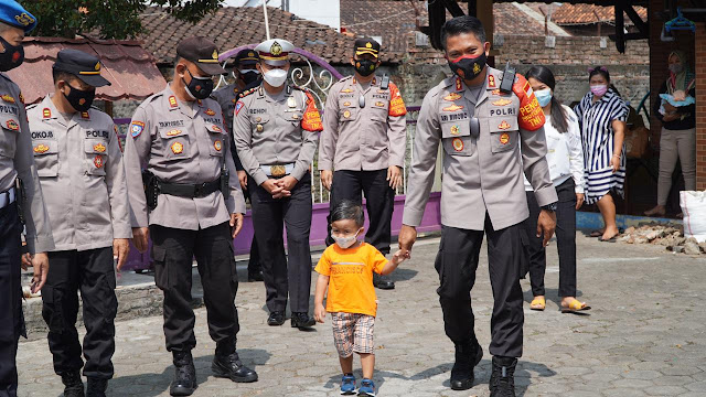 Kapolres Semarang Kunjungi Yatim Piatu yang Orang Tuanya Jadi Korban Covid-19