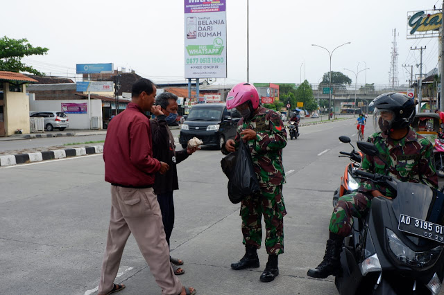 KodimKaranganyar - Peduli Corona: Kodim Karanganyar Bagikan 500 Nasi Bungkus ke Masyarakat