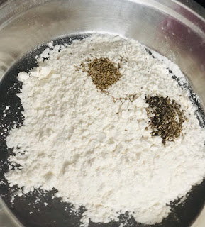 sindhi-khasta-pakwan-recipe-step-1(२)