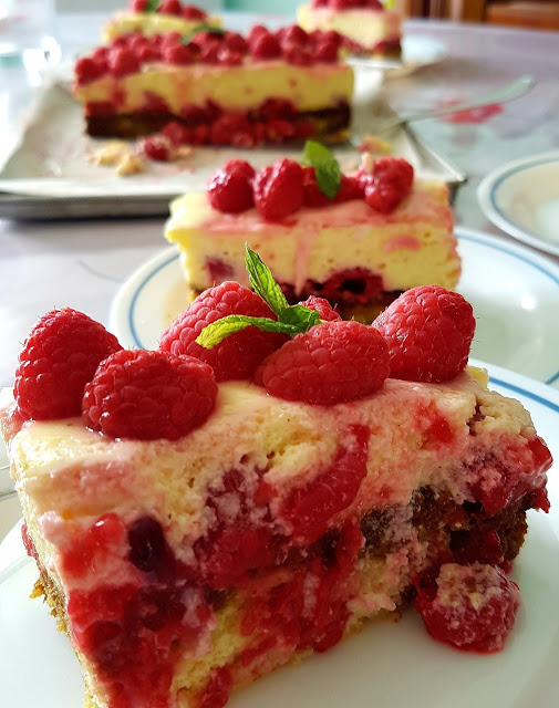 Entremets façon tiramisu aux framboises et sa mousse ultra crémeuse au yaourt grec;Entremets façon tiramisu aux framboises et sa mousse ultra crémeuse au yaourt grec