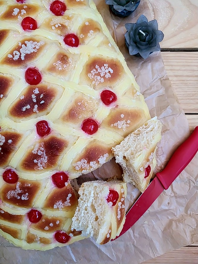 Coca de San Juan. Receta de Xavier Barriga típica de la festividad de San Joan. Verano, hogueras, postre, crema pastelera, tierno, esponjoso, masa, brioche, panificadora, guindas, cerezas. Horno. Cuca