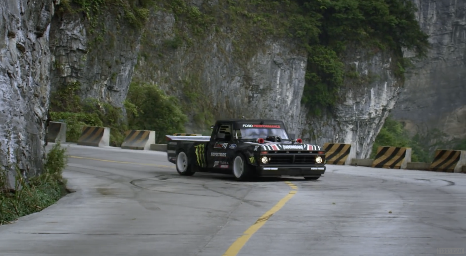 Youtube. Comme à son habitude, le pilote américain prend son pied en brûlant un max de gomme ! Capture%2Bd%25E2%2580%2599e%25CC%2581cran%2B2019 11 21%2Ba%25CC%2580%2B12.53.52