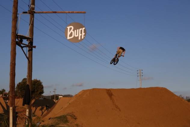 BUFF ESTRECHA SU RELACION CON EL DIRT MTB FORMANDO PARTE DEL HAPPY RIDE ...