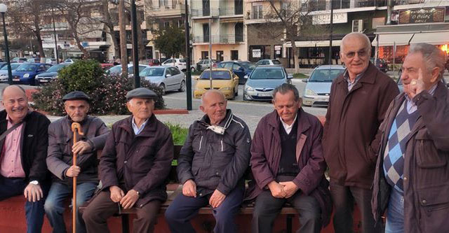 Θεσπρωτία: Μαζεύονται κάθε απόγευμα και τα λένε...