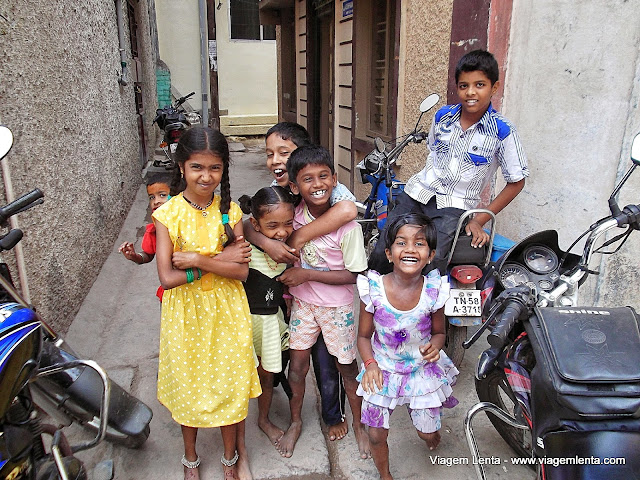 Crianças sorrindo: abundância em Madurai 
