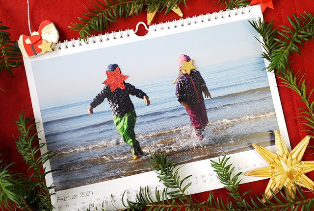 Wundervolle Fotogeschenke zu Weihnachten. Über Fotokalender mit eigenen Fotos freuen sich Familie und Freunde.
