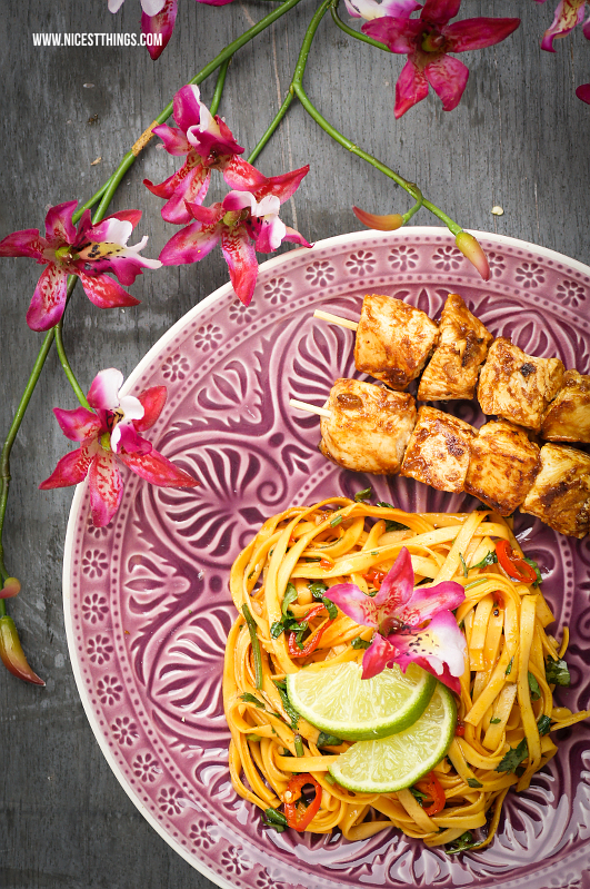 Thai Chili Nudeln Rezept mit Chicken Satay Hähnchen Spiessen