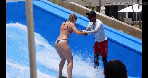 서프보드 타는 육덕 비키니녀 - 디쁠