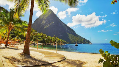 Vue du Gros pain de sucre face à la plage à Sainte Lucie.