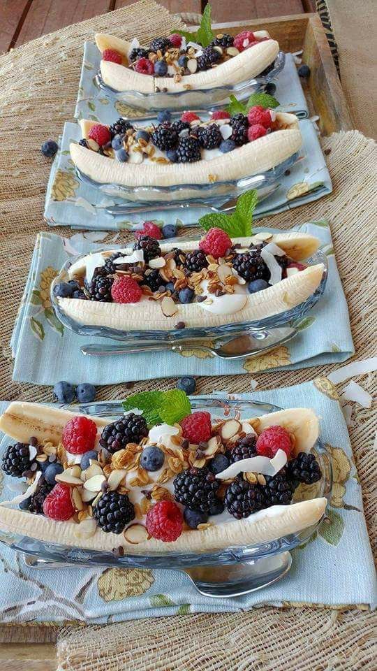 Happy Sunday! Banana Split Breakfast Bar Decided to make today a bit more special. Sunday's at home with family + friends are the best!