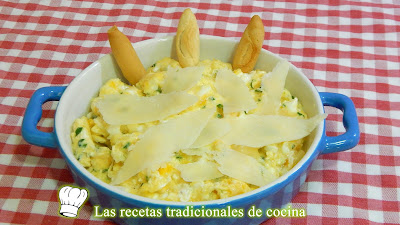 Cómo hacer huevos revueltos con queso parmesano