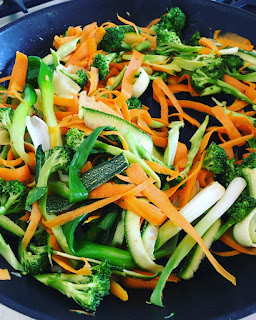 Udon noodles con vegetales al wok