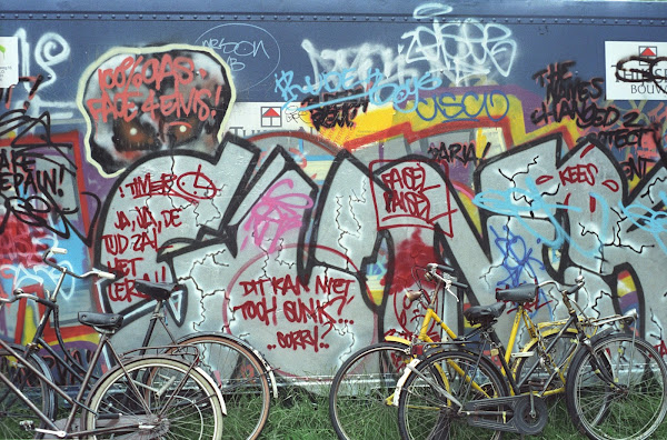 Amsterdam, Vondel, vélos et graffitis, © L. Gigout, 1990