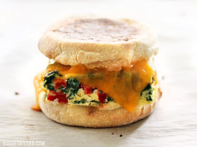 VEGGIE PACKED FREEZER READY BREAKFAST SANDWICHES #vegan #vegetarian #sandwich #breakfast #salad