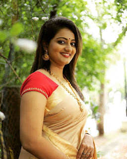 Extremely Beautiful Mallu Women- Saree Pictures!