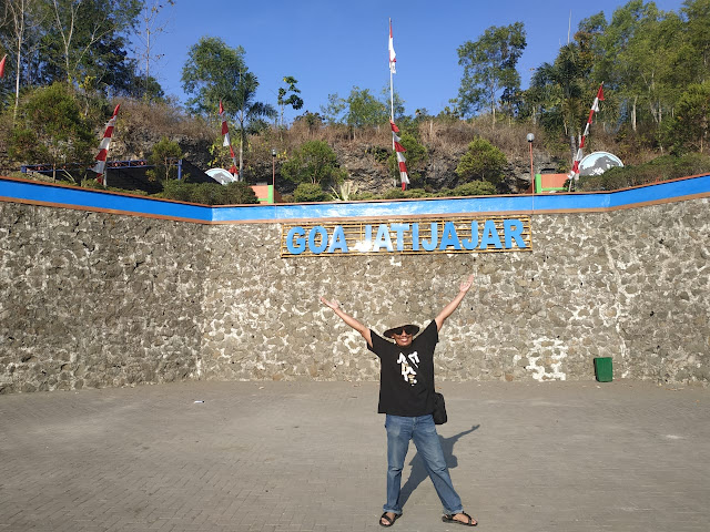 happy selesai menyusuri goa jatijajar kebumen foto dulu di tulisan goa jatijajar kebumen jawa tengah