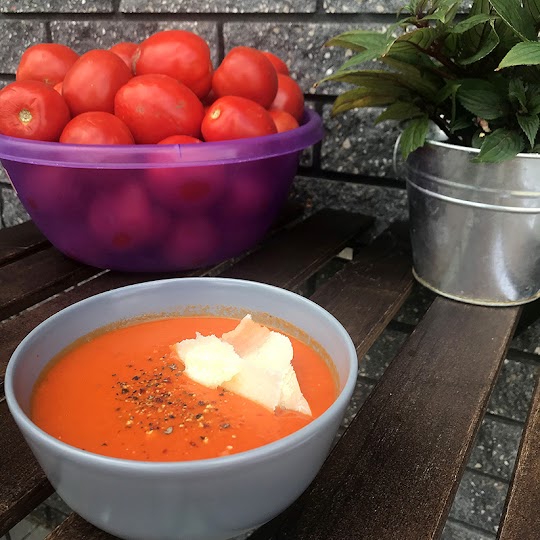 Zupa z pieczonych papryk i pomidorów