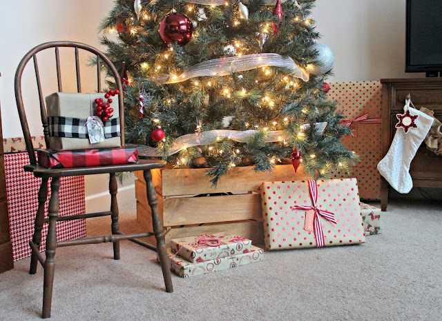 What a neat alternative to a Christmas tree skirt! DIY Christmas Tree Crate Stand
