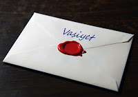 Ağzı kırmızı mum ile mühürlenmiş içinde vasiyet bulunan beyaz zarf
