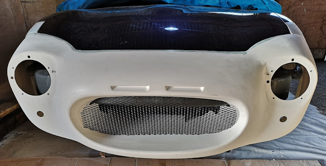 Mesh grill in Cobra Replica nose panel on Mazda Roadster