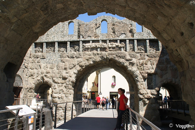 Aosta, vista della porta Prateoria