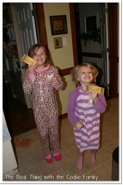 Christmas activities - cute idea that the whole family will enjoy to make a  Christmas Express a new family tradition #Christmas #Activities #Traditions