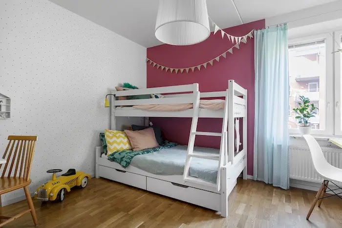 Dormitorio infantil pintado con papel pintado