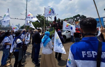 Massa Buruh Unjuk Rasa Tolak Omnibus Law Mulai Padati Area Gedung DPR