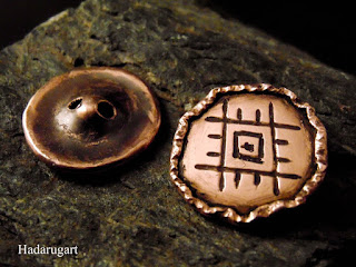 Nasturi din cupru Creez manual bratari din cupru, cercei din cupru, pandantive din cupru, piramide din cupru, sticla acoperita in cupru, sticla gravata.Mai multe lucrari handmade din cupru gasiti aici pe site-ul de prezentare: https://hadarugart.weebly.com/