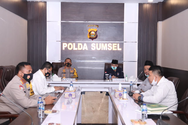 Kapolda Sumsel Audiensi dengan Pimpinan Wilayah Pemuda Muslim Indonesia Propinsi Sumsel Palembang - majalahglobal.com: Kapolda Sumsel Menerima Audiensi dan Penghargaan sebagai Tokoh inspiratif oleh Pimpinan Wilayah Pemuda Muslim Indonesia Propinsi Sumsel di Ruang Promoter Lantai II Mapolda Sumsel, Senin (28/09). Ketua Pemuda Muslim Indonesia Propinsi Sumsel mengatakan bahwa pertemuan ini dalam rangka bersilahturahmi untuk memperkenalkan diri kepada Polda Sumsel. Sebenarnya Pemuda Muslim ini adalah organisasi kepemudaan tertua sejak 1928 sudah lahir akan tetapi kebetulan di Sumsel sendiri sudah lama tidak aktif maka beberapa bulan terakhir ini kami mencoba untuk mengaktifkannya kembali. Saat ini sudah berjalan dan sudah terbentuk anggota kepengurusan di 17 kabupaten/kota di Sumsel. Sekitar 3 bulan yang lalu organisasi pemuda muslim indonesia adalah salah satu OKP yang melaksanakan MOU dengan BNPB (Badan Nasional Penanggulangan Bencana). Tentu saja banyak sekali kegiatan kita dibantu dan disupport oleh BNPB seperti baru-baru ini kita membagikan APD ke puskesmas-puskesmas yang ada di Sumsel kemudian membagikan masker gratis kepada masyarakat selain itu juga kita melakukan pembagian Al Qur’an ke Pesantren - Pesantren karena menurut kami bukan hanya ketahanan pangan saja yang harus kita jaga akan tetapi menjaga imun dengan iman harus kita lakukan. Ini juga berkat bantuan dari Kementerian Agama, imbuhnya. Kedatangan kami kesini merasa sangat bangga atas kinerja aparat kepolisian yang mana dalam penanganan pandemi covid-19, kami rasa sangat baik dan ini berdasarkan survei yang kami lakukan dibeberapa kecamatan sampai ke desa-desa yang ada di Sumsel. Sampai sekarang pun kepolisian masih sangat aktif untuk memberikan berbagai macam informasi-informasi terkait pandemi covid-19, keliling ke desa - desa untuk memberikan himbauan dan informasi terutama tentang protokol kesehatan. Kami juga melihat bantuan - bantuan yang diberikan Polda Sumsel kepada masyarakat sangat luar biasa ditengah masyarakat kesulitan akibat pandemi covid-19, aparat kepolisian hadir memberikan kesejukan untuk membantu dan peduli kepada masyarakat khususnya yang terdampak pandemi covid-19. Untuk itulah hari ini kami ingin memberikan penghargaan kepada Kapolda Sumsel Irjen Pol Prof. Dr. Eko Indra Heri S., MM sebagai Tokoh Inspiratif yang sangat berperan dalam upaya pencegahan dan penanganan covid-19 sekaligus percepatan pemulihan ekonomi daerah. Kapolda mengucapkan terima kasih atas penghargaan yang telah diberikan ini bukan kerja saya sendiri tetapi kerja kita semua terutama Personel Polda Sumsel yang telah berupaya semaksimal mungkin untuk melakukan berbagai macam upaya dalam mencegah dan menangani pandemi covid-19 ini. Terobosan - terobosan yang dilakukan oleh Polda Sumsel dalam penanganan pandemi covid-19 diantaranya ada Kampung Tangkal, Jum’at Barokah, Mang Pedeka Bagi-Bagi Makanan Gratis bagi masyarakat yang terpapar oleh pandemi covid-19, bantuan beras dan sembako kemudian dalam memberikan himbauan tentang protokol kesehatan kita membuat program Mang Pedeka Peduli Kamtibmas lalu ada kegiatan bagi-bagi masker gratis kepada masyarakat dalam upaya mengajak dan mengetuk kesadaran masyarakat betapa pentingnya penggunaan masker dan mentaati protokol kesehatan guna memutus mata rantai penyebaran covid-19. Semoga apa yang kita lakukan selama ini dapat bermanfaat dan kita berharap agar di Sumsel tidak muncul lagi klaster - Klaster baru sehingga kesehatan dan kondisi kamtibmas di Sumsel dapat berjalan kondusif. Mari kita berdoa bersama agar pandemi covid-19 ini akan segera berakhir dan hilang dari muka bumi ini, pungkasnya. (Tri Sutrisno)