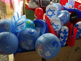 inflatable hammers and hands with symbols from Israeli flag 