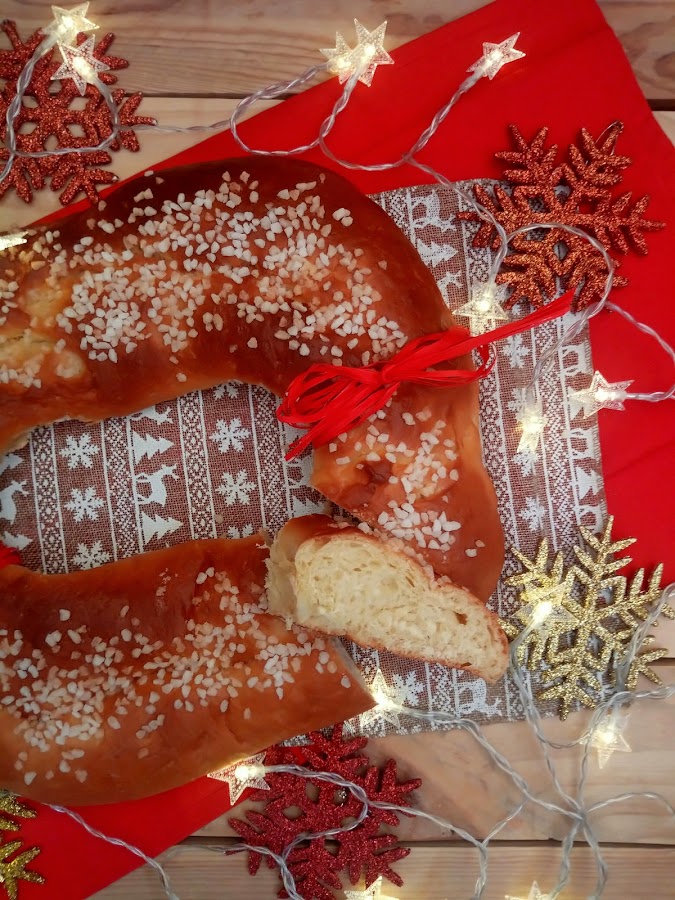 Roscón de Reyes con aceite de oliva virgen extra. Receta tradicional navideña. Masas, levados, agua de azahar, AOVE, hecho en casa, reyes magos, ilusión, receta sencilla. Desayuno, merienda, postre.