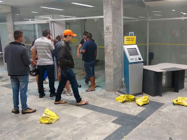 Banco em Seabra foi atacado na madrugada desta quarta-feira, no interior da Bahia (Foto: Site Bahia10)