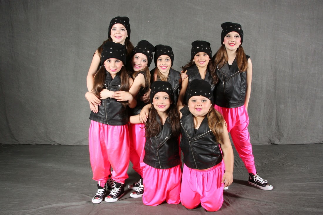 Песни класс для танцы. Танцевальная группа девочек. Детские танцевальные группы. Форма для танцевального коллектива. Танцевальный коллектив хип хоп.