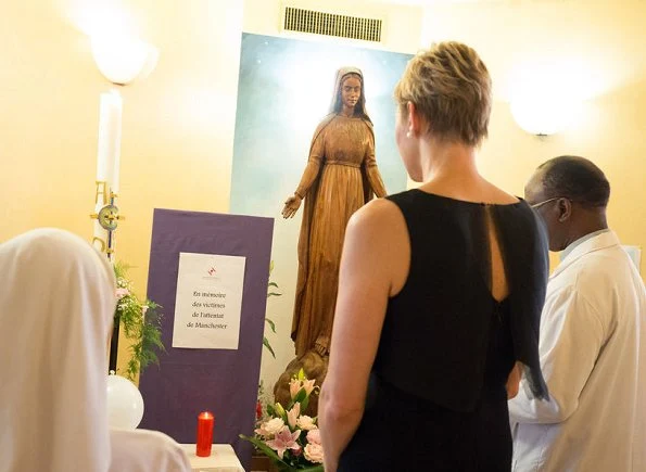 Princess Charlene placed white roses at the altar of the Princess Grace Hospital chapel in memory of the young victims of Manchester.