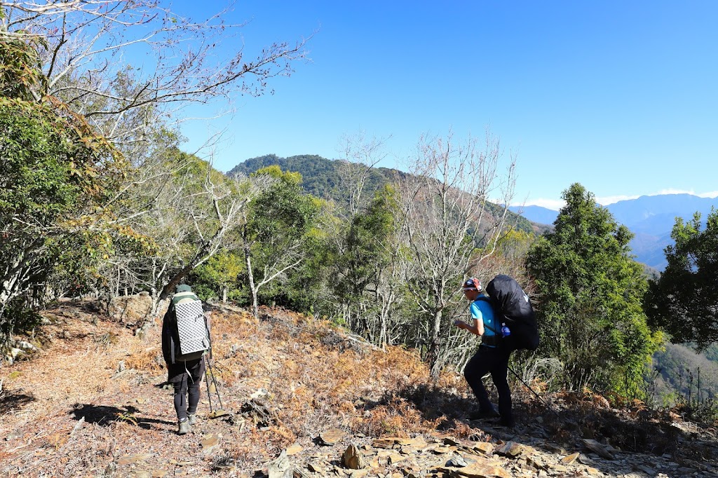 由拉夫朗山啟程前往加年端山